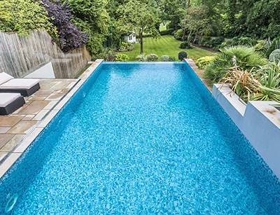 私人泳池建設(shè)如何選擇游泳池的風(fēng)格? alt=