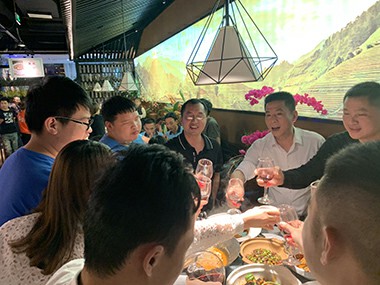 揮手三月,激情四月 戴高樂泳池設備 這不僅是一個簡單的聚餐 alt=