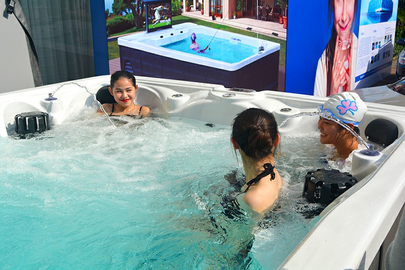 真正游不到邊的家用游泳池，夏天不用出門就可以無限暢游啦