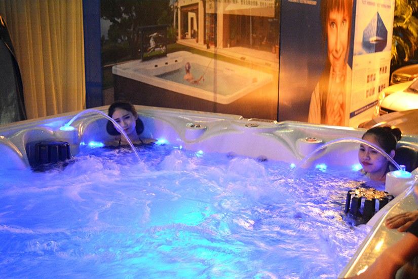 泳池中的跑步機(jī) 這個(gè)無(wú)邊界泳池永遠(yuǎn)游不到頭