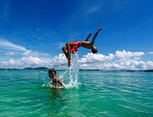 夏日泳池再現(xiàn)“下餃子” 戴高樂(lè)無(wú)邊際泳池助你無(wú)限暢游