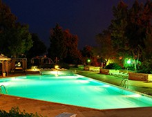 戴高樂(lè)無(wú)邊際泳池讓你夜間游泳變得別有一番景象[戴高樂(lè)泳池設(shè)備]