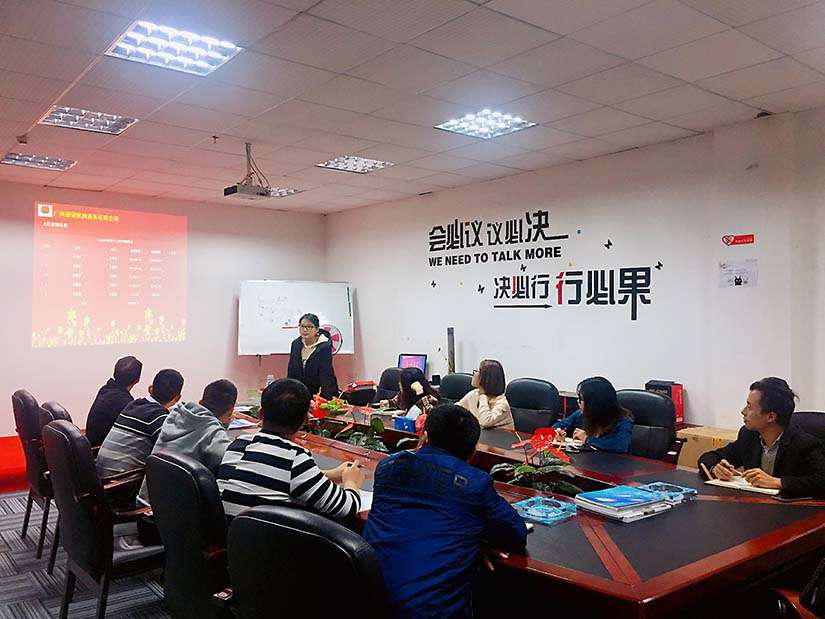 戴高樂泳池設(shè)備